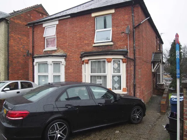 5 bedroom house — Roberts Road, High Wycombe, HP13 6XA