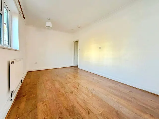 Walton Road, Woking, GU21, photo 2