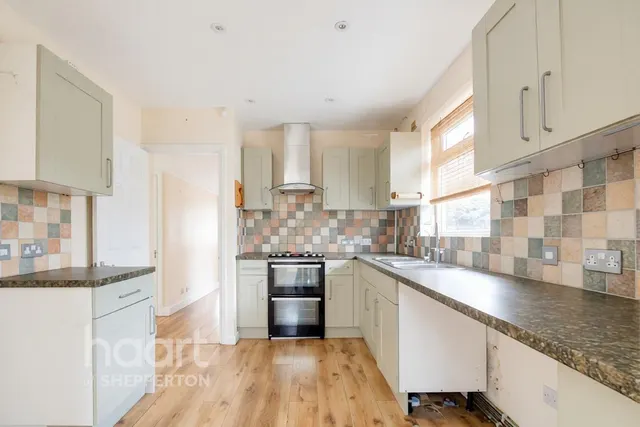 Lois Drive, Shepperton, TW17, photo 2