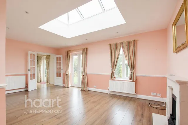 Lois Drive, Shepperton, TW17, photo 3