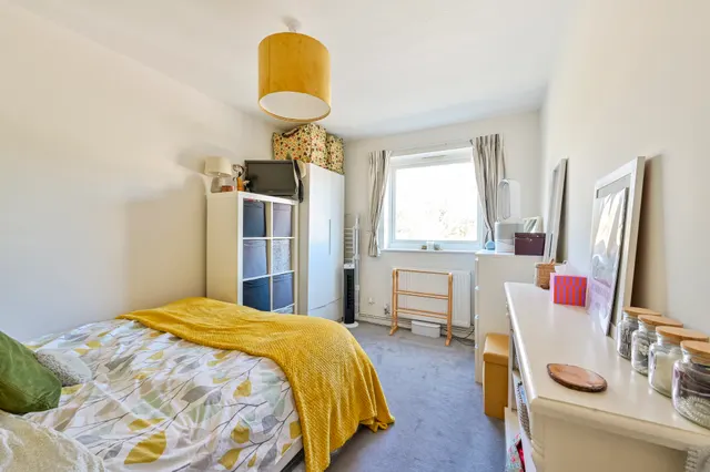 Photo 3 — Flat 5, 8 Henfield Road, London