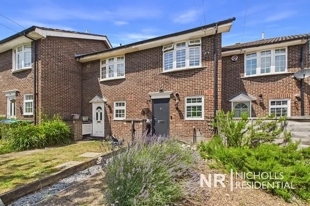 Cricketers Close, Chessington, KT9, photo 1