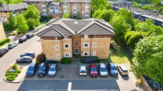 2 bedroom flat — Woodgate Court, Hornchurch, RM11 2EX