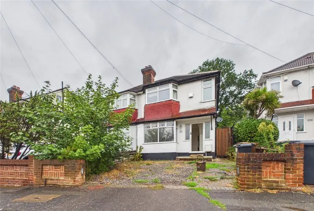 3 bedroom house — Harold Road, Chingford, E4