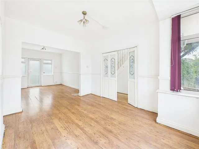Photo 3 — Harold Road, Chingford, E4