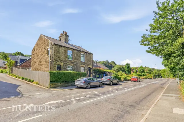 Manchester Road, Greenfield, OL3, photo 1