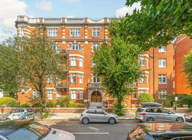 4 bedroom flat — Abingdon Villas, Kensington, W8