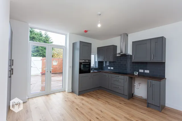 Pool Bank Street, Middleton, M24, photo 3