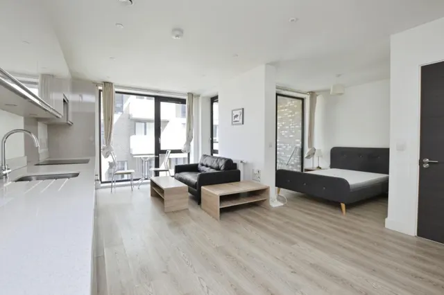 Deauville Close, London, photo 1