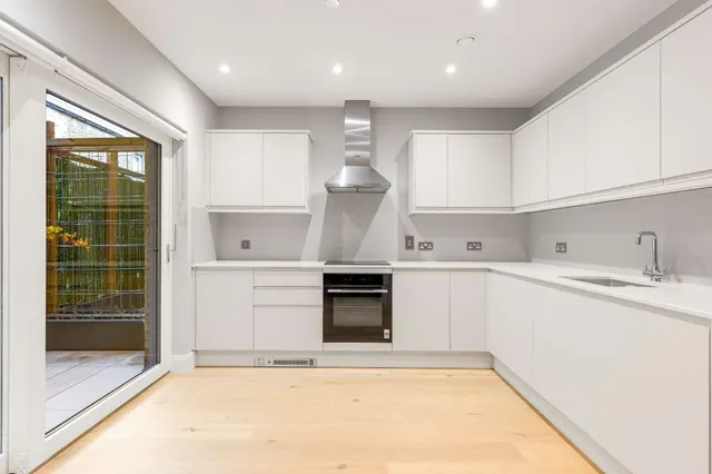 Stonhouse Street, London, SW4, photo 2
