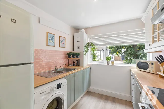 Photo 3 — Neale Court, Upminster Road, Hornchurch, RM11