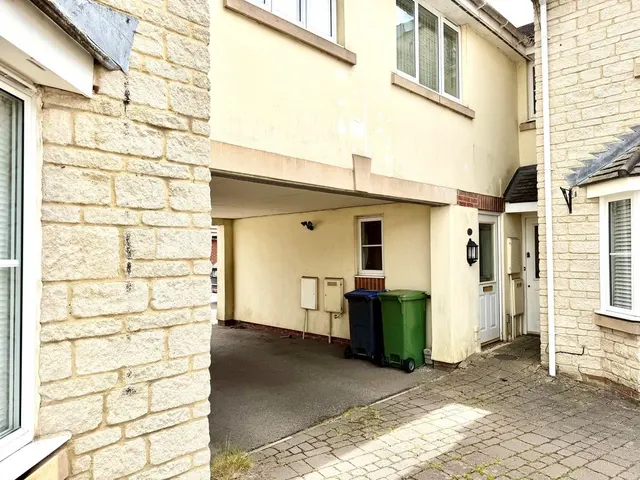 Honeysuckle Close, Calne, photo 1