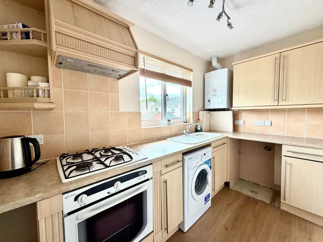 Honeysuckle Close, Calne, photo 3