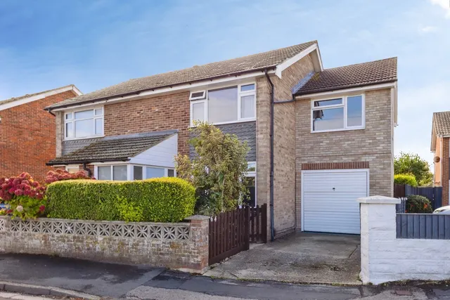 St. Marys Road, Hayling Island, PO11, photo 1