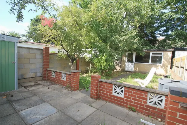 Eastcote Avenue, Greenford, UB6, photo 2