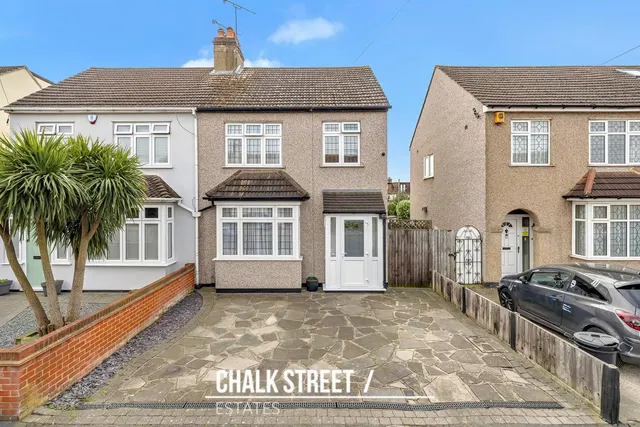 Standen Avenue, Hornchurch, RM12 6AA, photo 1