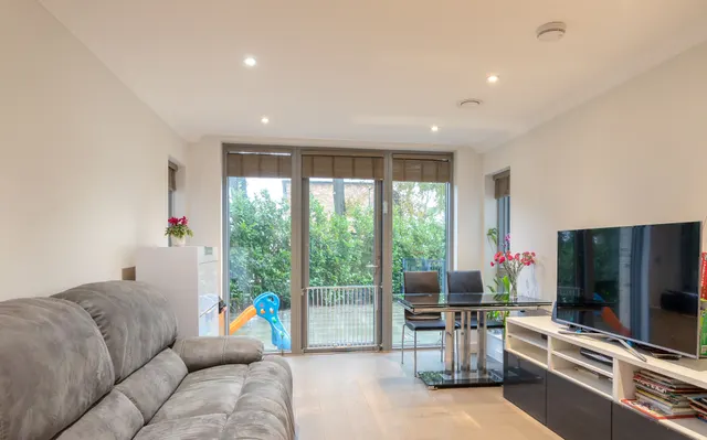 Photo 3 — Flat 2, Bellham Court, 1 Hope Close, London