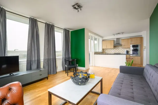 Photo 3 — Wellington Close, Walton-On-Thames KT12 1AZ