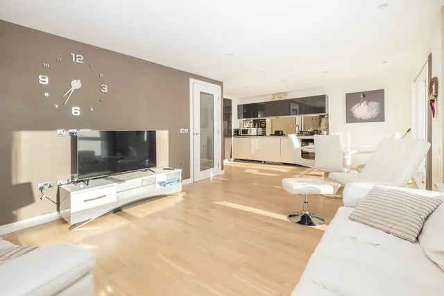 Pump House Crescent, London, TW8, photo 2