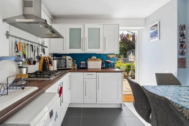 Photo 2 — Fernhurst Close, Beaconsfield, HP9