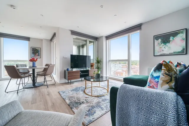 Marketfield Way, Redh, RH1, photo 1