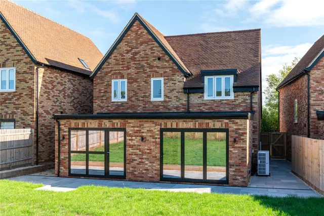 Rowsham Road, Bierton, HP22, photo 3