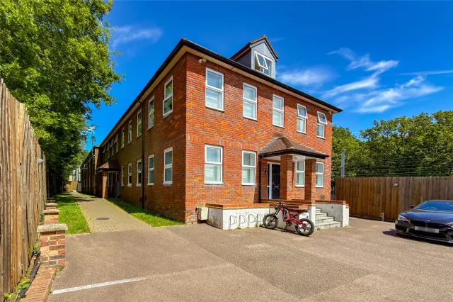 2 bedroom flat — Porters Wood House, St. Albans, Hertfordshire, AL3 6DG