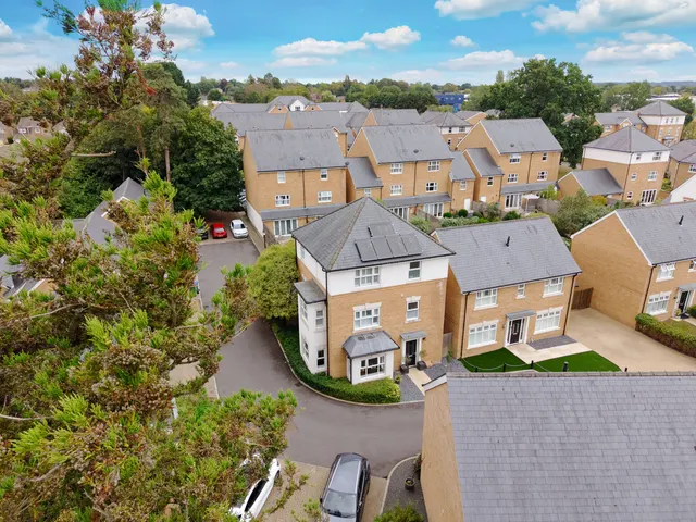 Horsham, RH12, photo 2