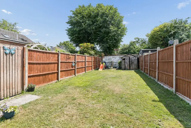 Photo 3 — Winfield Street, Dunstable, LU6 1LS