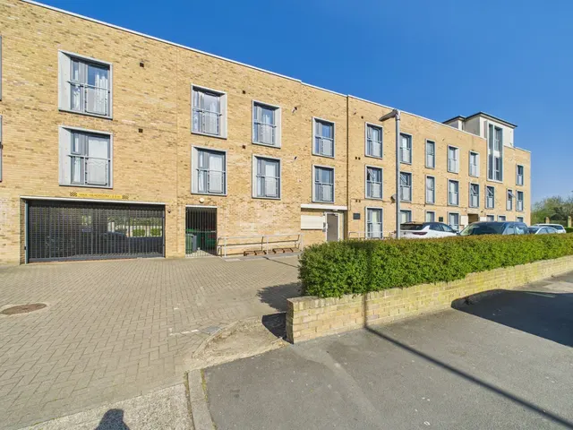Hatton Road, Bedfont, photo 1