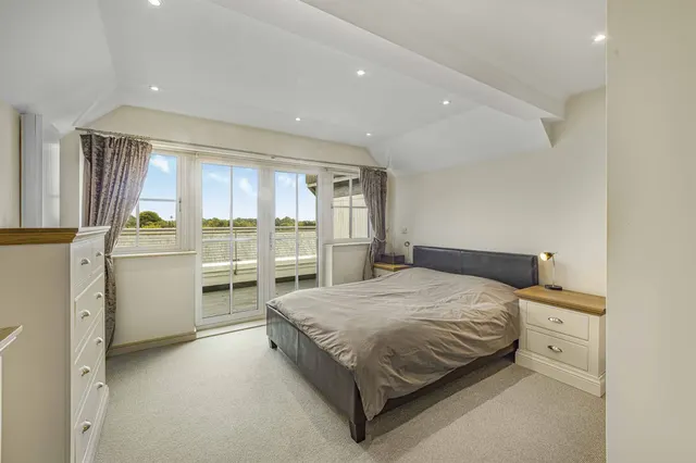 Hale Road, Altrincham, photo 3