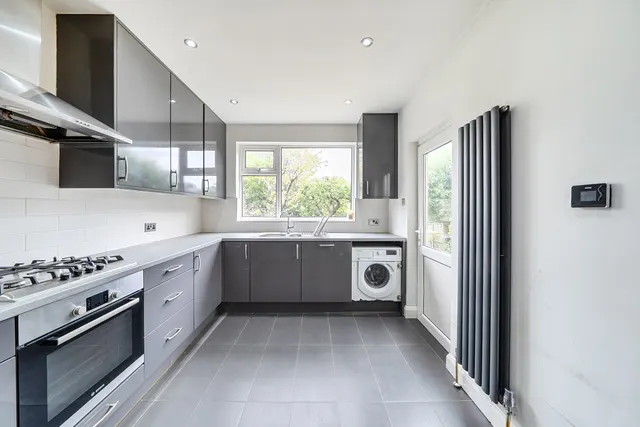 Hillview Road, Hatch End, HA5, photo 2