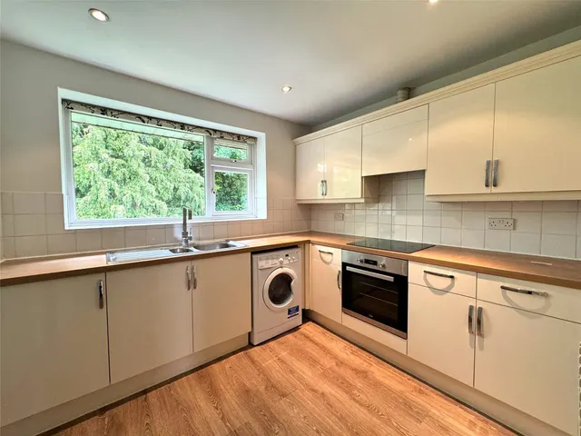 Oakfield Drive, Reigate, RH2, photo 2