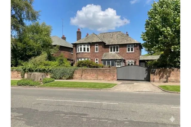 Menlove Avenue, Liverpool, L18, photo 1