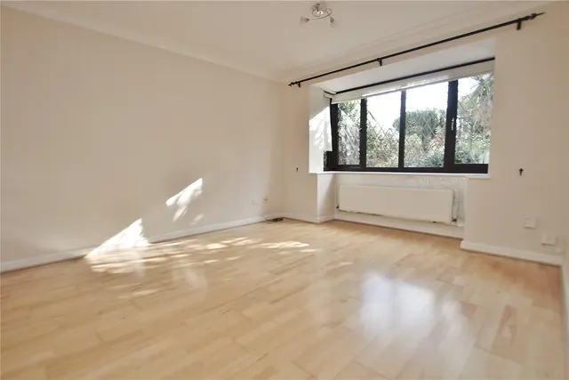 Alexandra Gardens, Knaphill, GU21, photo 3