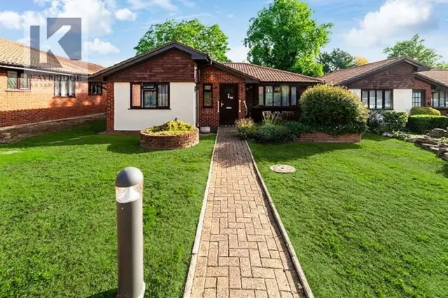 Oakmead Green, Epsom, KT18, photo 1