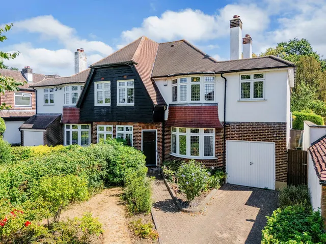 Chestnut Avenue, Ewell, Surrey, KT19 0SY, photo 1