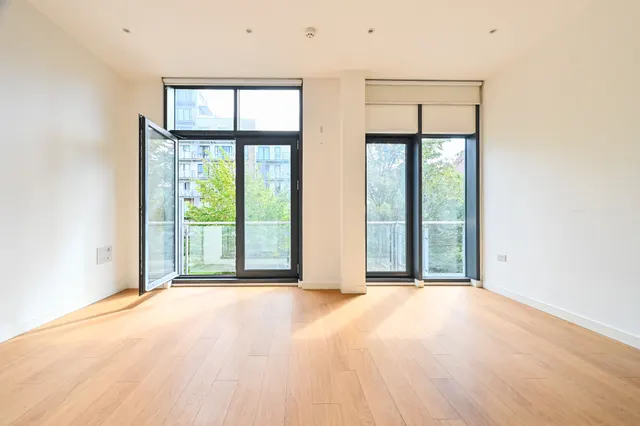 Photo 2 — 204 Aegean Court, 20 Seven Sea Gardens, London