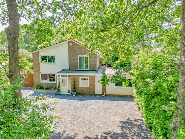 The Maultway, Camberley, photo 1