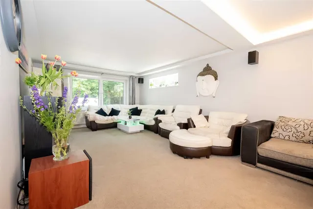 The Maultway, Camberley, photo 2