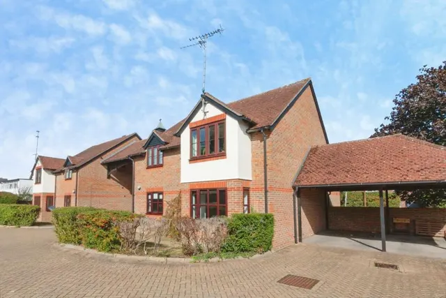 Reading Road, Hook, RG27, photo 1