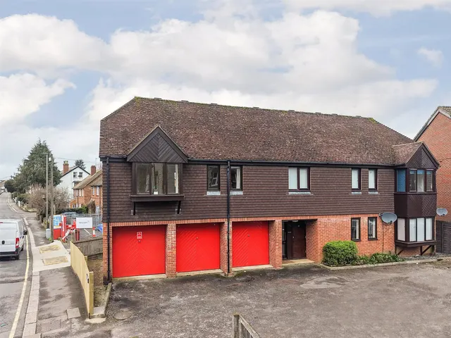 Holmesdale Road, Reigat, RH2, photo 2