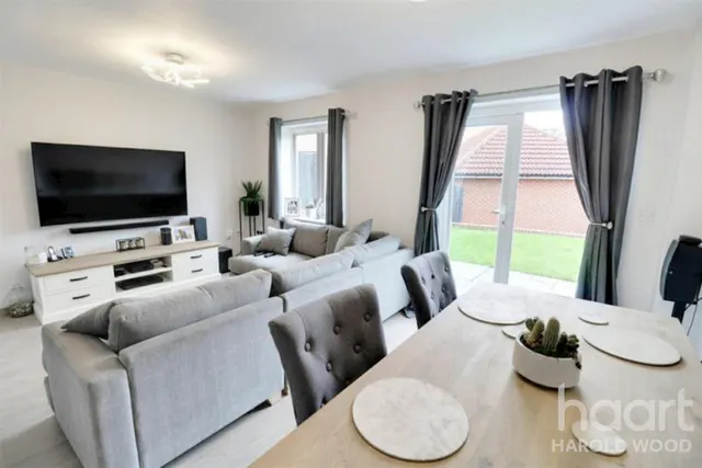 Whitworth Avenue, Harold Hill, RM3, photo 2