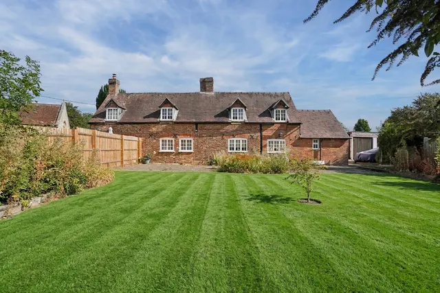 Bicester Road, Oakley, HP18, photo 1