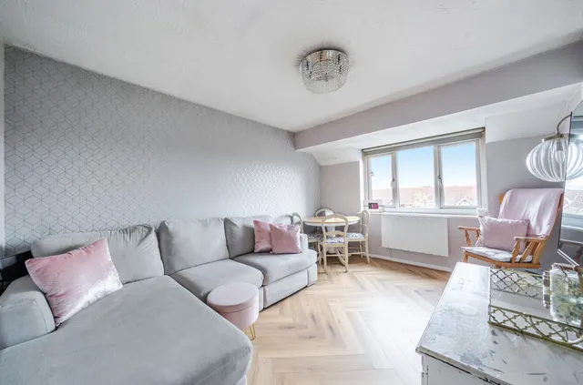 6 Foxglove Way, Wallington SM6 7FJ, photo 1