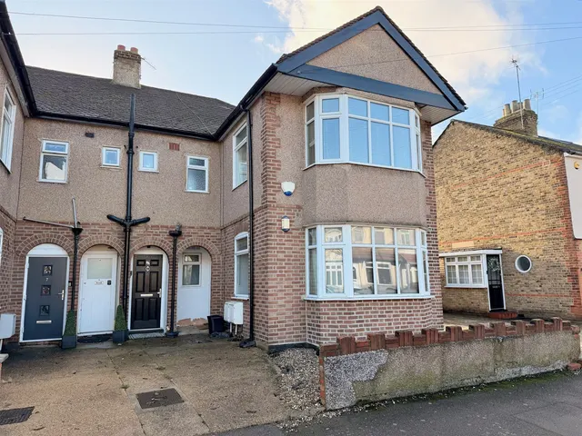 3 bedroom flat — Grosvenor Road, Romford, Essex RM7 0QU