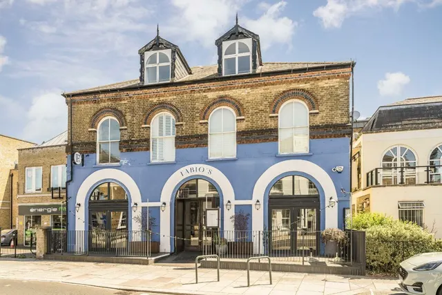 High Street, TW12, photo 1
