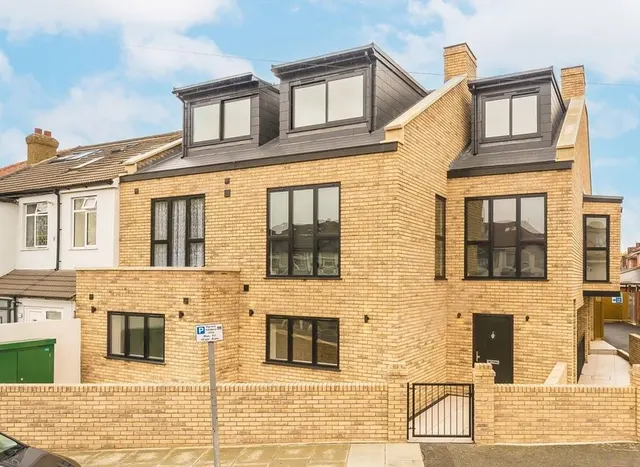 Hazelwood Avenue, Morden, SM4, photo 1