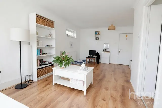Avenue Road, SE25, photo 1