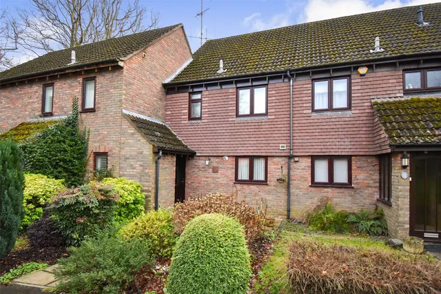 Clare Mead, Rowledge, Farnham, Surrey, GU10 4BJ, photo 1